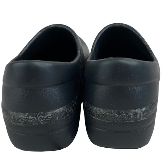 Dual Comfort Clogs Black &Gray Floral Crocs - Picture 5 of 6